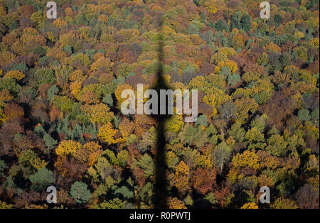 Stuttgart, Allemagne. 07Th Nov, 2018. L'ombre de la tour de télévision se dégage sur une forêt d'automne. Credit : Marijan Murat/dpa/Alamy Live News Banque D'Images