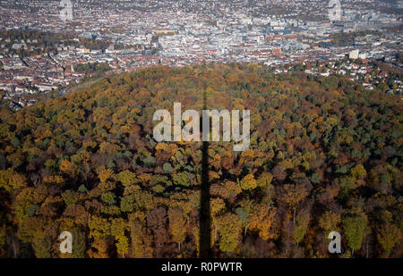 Stuttgart, Allemagne. 07Th Nov, 2018. L'ombre de la tour de télévision est visible sur une forêt d'automne, à l'arrière-plan vous pouvez voir le centre-ville de Stuttgart. Credit : Marijan Murat/dpa/Alamy Live News Banque D'Images