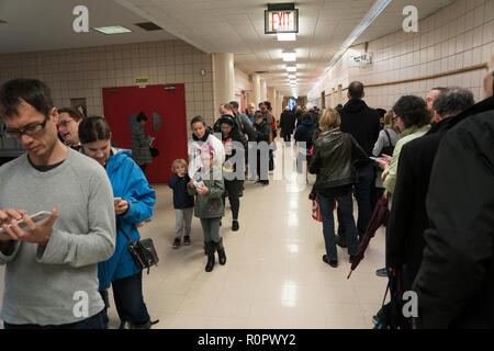 New York, NY, 6e nov., 2018 - Les gens ont fait la queue pour voter à une école publique de Tribeca, le 6 novembre 2018. Credit : Terese Loeb Kreuzer/Alamy News Banque D'Images