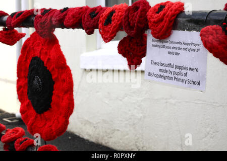 Bishopsteignton Village, South Devon. 7Th Nov 2018. Bishopsteignton Village se sont réunis avec les groupes communautaires, y compris l'école locale, les Scouts et les Brownies de tricot et crochet coquelicots plus de 2500 pour marquer la fin de la Seconde Guerre mondiale 1. Les coquelicots sont ornant les garde-corps, barrières et bornes de même à travers le village pour créer un affichage pour commémorer les 100 ans depuis la fin de la PREMIÈRE GUERRE MONDIALE. Credit : Vicki Gardner/Alamy Live News Crédit : Vicki Gardner/Alamy Live News Banque D'Images