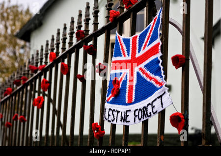 Bishopsteignton Village, South Devon. 7Th Nov 2018. Bishopsteignton Village se sont réunis avec les groupes communautaires, y compris l'école locale, les Scouts et les Brownies de tricot et crochet coquelicots plus de 2500 pour marquer la fin de la Seconde Guerre mondiale 1. Les coquelicots sont ornant les garde-corps, barrières et bornes de même à travers le village pour créer un affichage pour commémorer les 100 ans depuis la fin de la PREMIÈRE GUERRE MONDIALE. Credit : Vicki Gardner/Alamy Live News Crédit : Vicki Gardner/Alamy Live News Banque D'Images