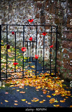 Bishopsteignton Village, South Devon. 7Th Nov 2018. Bishopsteignton Village se sont réunis avec les groupes communautaires, y compris l'école locale, les Scouts et les Brownies de tricot et crochet coquelicots plus de 2500 pour marquer la fin de la Seconde Guerre mondiale 1. Les coquelicots sont ornant les garde-corps, barrières et bornes de même à travers le village pour créer un affichage pour commémorer les 100 ans depuis la fin de la PREMIÈRE GUERRE MONDIALE. Credit : Vicki Gardner/Alamy Live News Crédit : Vicki Gardner/Alamy Live News Banque D'Images