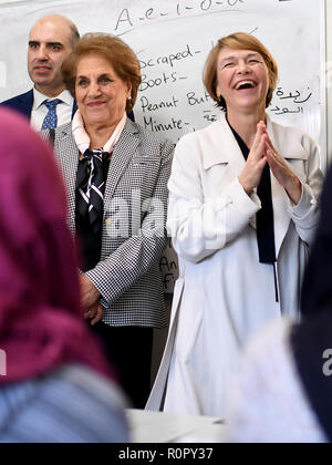 Beyrouth, Liban. 30Th Oct, 2018. Elke Büdenbender, épouse du Président allemand (r) et Nadia Chami Amon, épouse du Président libanais visiter une école pour l'agriculture. En tant que patron de l'UNICEF, elle visite des projets d'aide, les institutions éducatives et répond aux réfugiés en provenance de Syrie. Credit : Britta Pedersen/dpa-Zentralbild/ZB/dpa/Alamy Live News Banque D'Images