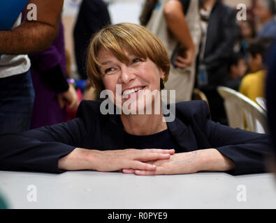 Bourj al Brajneh, Liban. 31 octobre, 2018. Elke Büdenbender, épouse du Président fédéral, visite un centre de l'enfance et à la jeunesse dans le camp de réfugiés palestiniens Bourj al Brajneh. En tant que patron de l'UNICEF, elle visite des projets d'aide, les institutions éducatives et répond aux réfugiés en provenance de Syrie. Credit : Britta Pedersen/dpa-Zentralbild/ZB/dpa/Alamy Live News Banque D'Images