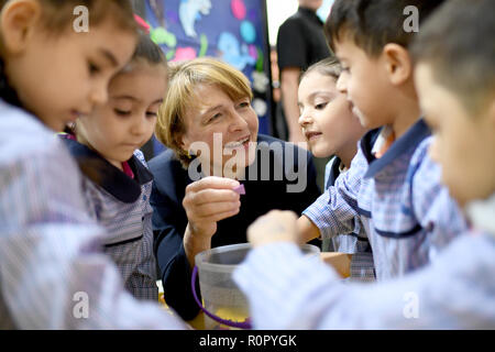 Bourj al Brajneh, Liban. 31 octobre, 2018. Elke Büdenbender, épouse du Président fédéral, visite un centre de l'enfance et à la jeunesse dans le camp de réfugiés palestiniens Bourj al Brajneh. En tant que patron de l'UNICEF, elle visite des projets d'aide, les institutions éducatives et répond aux réfugiés en provenance de Syrie. Credit : Britta Pedersen/dpa-Zentralbild/ZB/dpa/Alamy Live News Banque D'Images