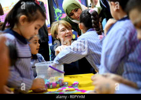 Bourj al Brajneh, Liban. 31 octobre, 2018. Elke Büdenbender, épouse du Président fédéral, visite un centre de l'enfance et à la jeunesse dans le camp de réfugiés palestiniens Bourj al Brajneh. En tant que patron de l'UNICEF, elle visite des projets d'aide, les institutions éducatives et répond aux réfugiés en provenance de Syrie. Credit : Britta Pedersen/dpa-Zentralbild/ZB/dpa/Alamy Live News Banque D'Images