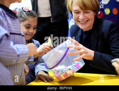 Bourj al Brajneh, Liban. 31 octobre, 2018. Elke Büdenbender, épouse du Président fédéral, visite un centre de l'enfance et à la jeunesse dans le camp de réfugiés palestiniens Bourj al Brajneh. En tant que patron de l'UNICEF, elle visite des projets d'aide, les institutions éducatives et répond aux réfugiés en provenance de Syrie. Credit : Britta Pedersen/dpa-Zentralbild/ZB/dpa/Alamy Live News Banque D'Images