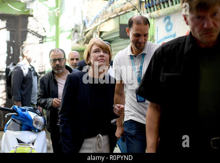 Bourj al Brajneh, Liban. 31 octobre, 2018. Elke Büdenbender, épouse du Président fédéral, est dirigé par le camp de réfugiés palestiniens Bourj al Brajneh. En tant que patron de l'UNICEF, elle visite des projets d'aide, les institutions éducatives et répond aux réfugiés en provenance de Syrie. Credit : Britta Pedersen/dpa-Zentralbild/ZB/dpa/Alamy Live News Banque D'Images