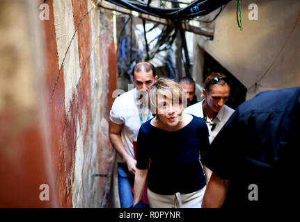 Bourj al Brajneh, Liban. 31 octobre, 2018. Elke Büdenbender, épouse du Président fédéral, est dirigé par le camp de réfugiés palestiniens Bourj al Brajneh. En tant que patron de l'UNICEF, elle visite des projets d'aide, les institutions éducatives et répond aux réfugiés en provenance de Syrie. Credit : Britta Pedersen/dpa-Zentralbild/ZB/dpa/Alamy Live News Banque D'Images