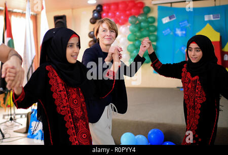 Bourj al Brajneh, Liban. 31 octobre, 2018. Elke Büdenbender, épouse du Président fédéral allemand, danse une danse traditionnelle avec des jeunes Palestiniens dans le camp de réfugiés palestiniens Bourj al Brajneh. En tant que patron de l'Unicef, elle visite des projets d'aide, les institutions éducatives et répond aux réfugiés en provenance de Syrie. Credit : Britta Pedersen/dpa-Zentralbild/dpa/Alamy Live News Banque D'Images