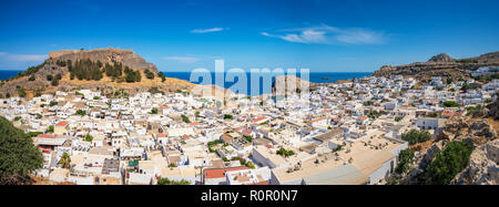 Vue panoramique du village de Lindos avec Acropole et mer Méditerranée en arrière-plan (Rhodes, Grèce) Banque D'Images