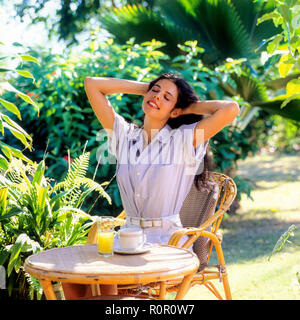 Jeune femme qui s'étend dans un jardin tropical, Guadeloupe, French West Indies, Banque D'Images