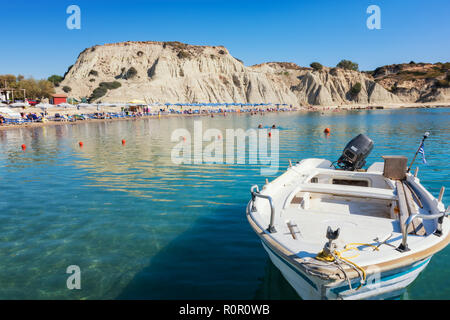 Voile en face de parasols, transats sur la plage de Kolymbia (Rhodes, Grèce) Banque D'Images