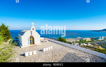 Chapelle de Mariage avec vue sur la mer sur la colline près de Faliraki (Rhodes, Grèce) Banque D'Images