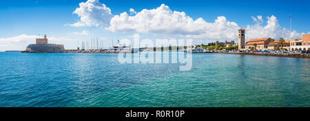 L'entrée dans le port de Mandraki dans la ville de Rhodes, Rhodes, Grèce (Panorama) Banque D'Images