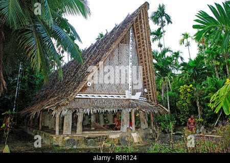 Männerhaus Steingeld traditionellem vor, Yap, Mikronesien | Stone de l'argent à un hommes traditionnels house, Yap, Micronésie
