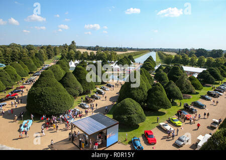 Hampton Court, à Londres. 1er septembre 2018. Certaines des voitures plus rares du monde sur l'affichage dans les jardins d'Hampton Court Palace. Banque D'Images