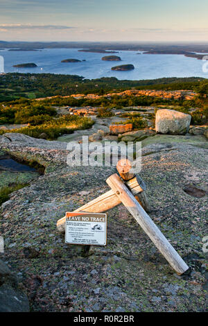 BASS Harbor, Maine - 7 août 2010 : informations inscription ''Leave no Trace'' sign en Acadie NP Maine avec belle vue de Cadilac Mountain Banque D'Images