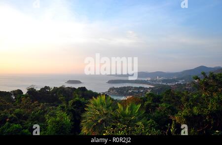 Coucher de soleil sur les plages de Kata Noi, Kata et Karon et la mer d'Andaman sur l'île de Phuket, vu depuis le point de vue de la maison Promthep Cape Light Banque D'Images