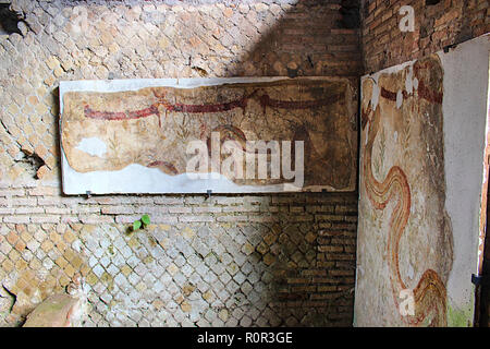 Ruines d'Ostie antique, le serpent du Mithraeum Banque D'Images