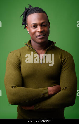 Beau jeune homme africain du Kenya contre fond vert Banque D'Images