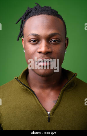 Beau jeune homme africain du Kenya contre fond vert Banque D'Images