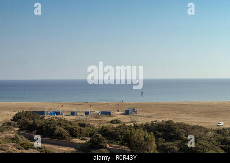 Un aperçu de la plage de Prasonisi, où la mer Méditerranée et la mer Egée. La plage est vaste et populaire auprès des véliplanchistes. Banque D'Images