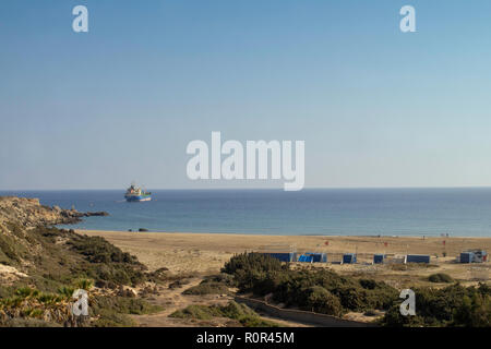 Un aperçu de la plage à Prasonisi Rhodes,où la mer Méditerranée et la mer Egée. La plage est vaste et populaire auprès des véliplanchistes. Banque D'Images