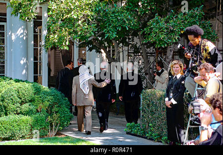 Washington, DC. USA, 27 Septembre, 1995 Yasser Arafat met son bras autour d'Yitzhak Rabin comme ils marchent de nouveau dans la Maison Blanche de la Roseraie après la signature d'accords de paix au Moyen-Orient. En face d'eux sont Hosni Moubarak et le Président William Clinton, et à leur droite est le Roi Hussein de Jordanie. Credit : Mark Reinstein/MediaPunch Banque D'Images