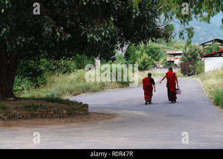 Deux jeunes moines bouddhistes en marche, le Bhoutan Punakha Banque D'Images