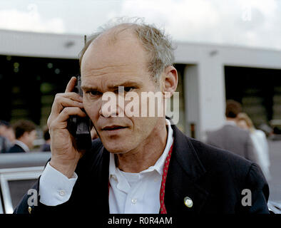 Richmond, Virginie, USA, 16 octobre 1992 James Carville prend un appel de téléphone cellulaire avant de monter dans l'avion avec la campagne du gouverneur William Clinton. James Carville Chester, ) est une personnalité médiatique et commentateur politique qui est une figure importante dans le parti démocratique. Credit : Mark Reinstein/MediaPunch Banque D'Images