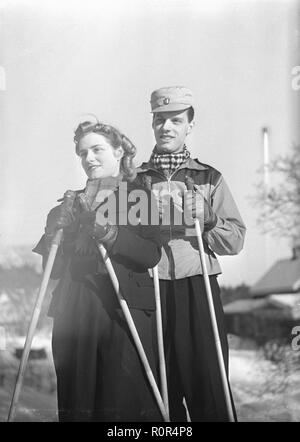 L'hiver dans les années 40. Un jeune couple est jouissant de leurs vacances d'hiver, et ils portent les vêtements de mode d'hiver typique des années 40. La Suède en février 1940. Kristoffersson Photo Ref 68-11 Banque D'Images