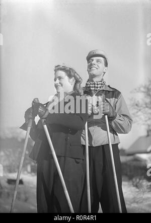 L'hiver dans les années 40. Un jeune couple est jouissant de leurs vacances d'hiver, et ils portent les vêtements de mode d'hiver typique des années 40. La Suède en février 1940. Kristoffersson Photo Ref 68-8 Banque D'Images