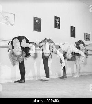 École de ballet en 1940s. Trois jeunes danseurs pratiquent leur ballet dans un studio de ballet. Suède 1947. Photo Kristoffersson réf. Y25-2 Banque D'Images