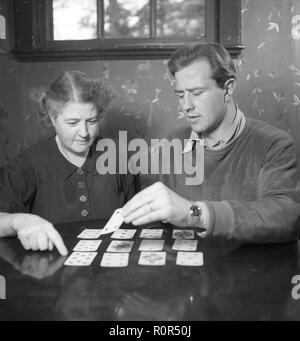 Jouer solitaire dans les années 40. Champion Européen Suédois Olle Tandberg , 1918-1996. Sa photo avec sa mère jouer solitaire. La Suède des années 40. Kristoffersson Photo Ref B140-1 Banque D'Images