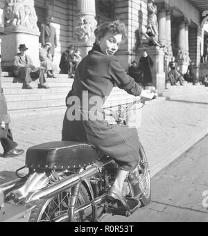 Margit Carlqvist , l'actrice suédoise, né en 1932, photographié ici sur un modèle de moto Husqvarna 281 sport, 1954. Kristoffersson Photo Ref BO63-1 Banque D'Images