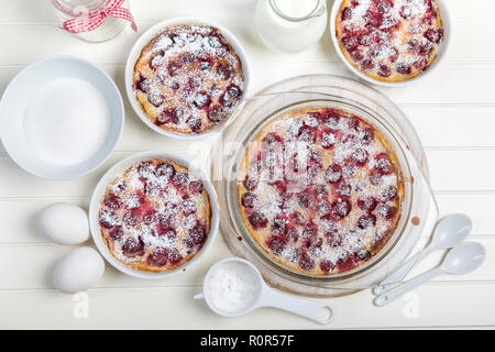 - Rhubarbe délicieux gâteau lait français avec des ingrédients Banque D'Images