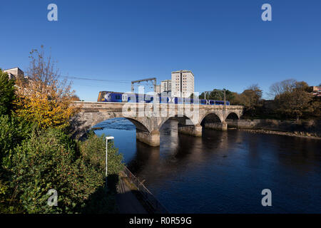 Un train électrique de classe 380 Scotrail au départ Ayr traversant le viaduc sur la rivière Ayr Banque D'Images