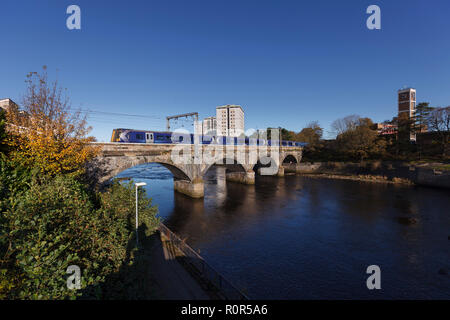 Un train électrique de classe 380 Scotrail arrivant à Ayr traversant le viaduc sur la rivière Ayr Banque D'Images