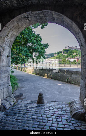 Des excursions en bateau vers Veitshöchheim et le rococo Gardens à partir de l'instruction Alter Kranen' embarcadère à Würzburg Banque D'Images