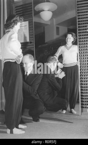 La mode féminine dans le 1950s. Sarah Thomasson, jeune skieuse alpine, 1925-1996. Ici, essayez une nouvelle paire de pantalons de sport. 1955 Banque D'Images