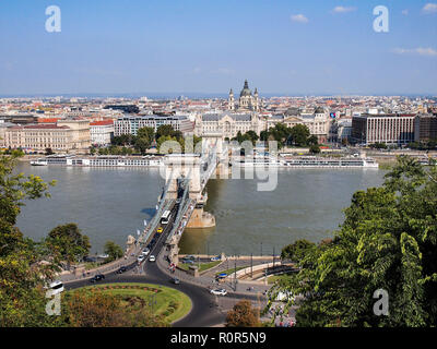 Vue sur le Pont des chaînes de Budapest et de lutte contre les ravageurs de la colline du Château Banque D'Images