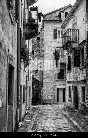 Une rue de la vieille ville de Kotor, Monténégro,. Version noir et blanc Banque D'Images