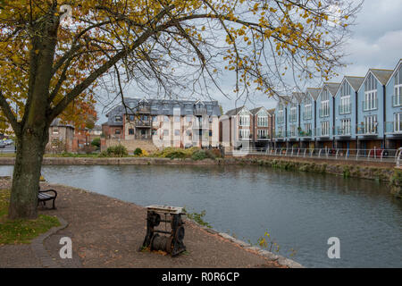 Propriétés au bord de l'eau à la pittoresque vieux bateau bassin du canal à Chichester Harbour dans West Sussex en automne avec des couleurs changeantes sur les arbres. Banque D'Images