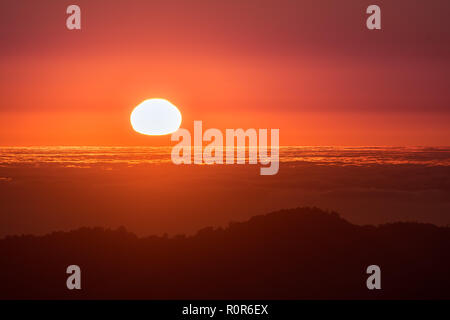 Coucher du soleil rouge sur une mer de nuages vue depuis le sommet du mont Diablo, au nord de la baie de San Francisco, Californie Banque D'Images