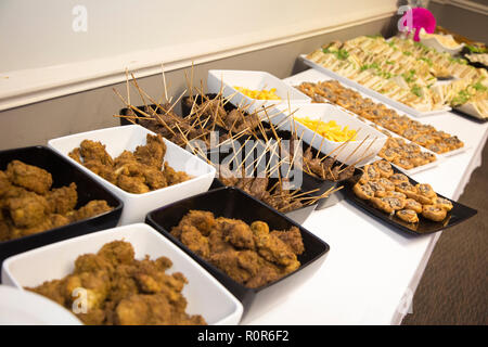 Buffet disposés sur une table prêt à être consommés sur un jour de mariage, à proximité de la nourriture à une réception de mariage, wedding party food Banque D'Images