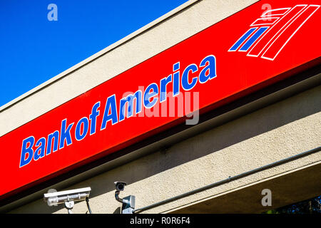 15 octobre 2018 Sunnyvale / CA / USA - Bank of America logo au-dessus de l'entrée d'une succursale de la banque, région de la baie de San Francisco Banque D'Images