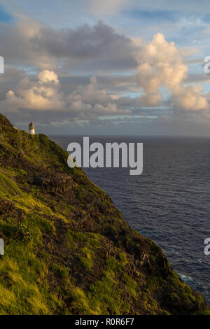 Une vue sur le phare de Makapu'u de l'un des sentiers de randonnée. Banque D'Images