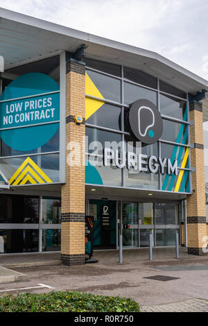 Façade avant et l'entrée d'un Puregym No frills salle de sport dans le sud de l'Angleterre, Royaume-Uni Banque D'Images