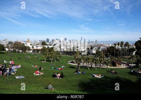 Vue sur San Francisco skyline depuis Mission Dolores Park, Mission District, San Francisco, Californie, USA. Banque D'Images